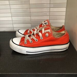 Unisex Converse Chuck Taylor low top sneakers